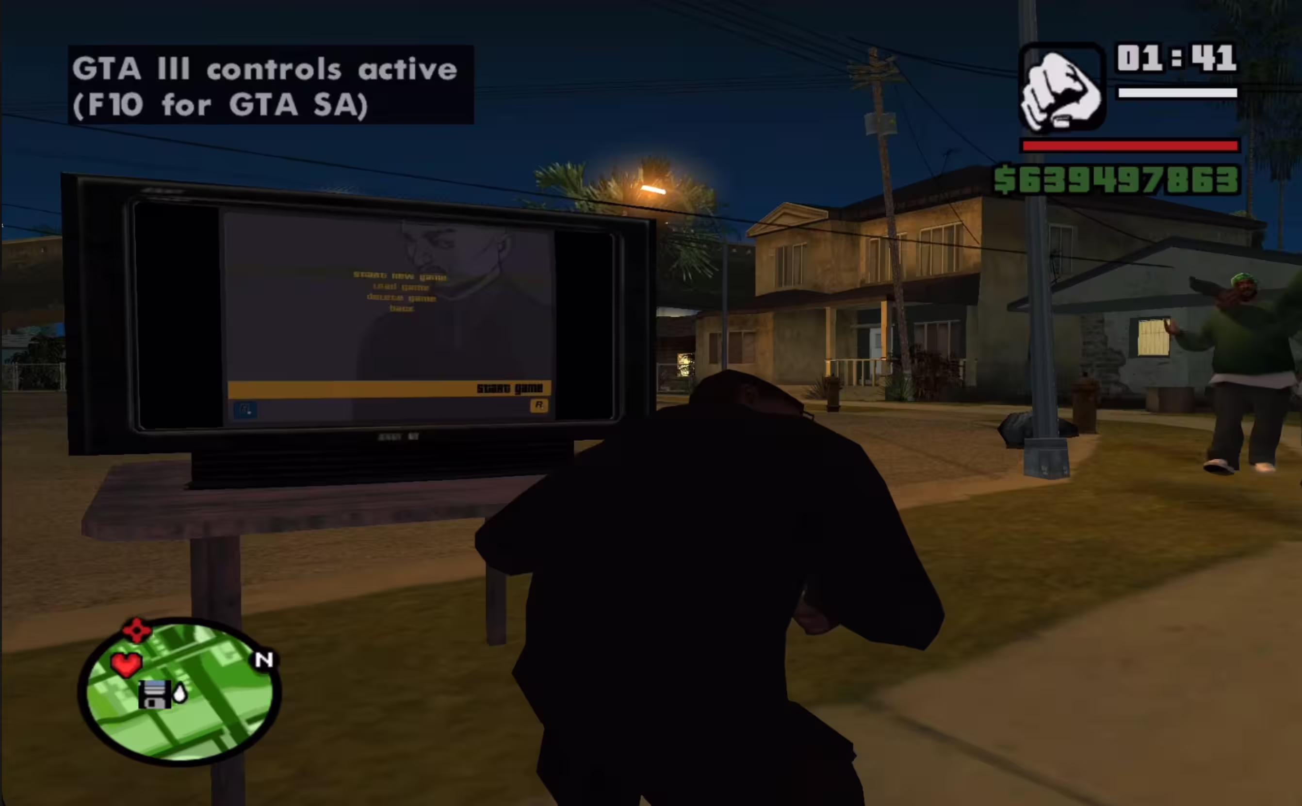 Captura de tela aproximada mostrando a gameplay de GTA 3 rodando de forma nítida dentro do monitor inserido no San Andreas